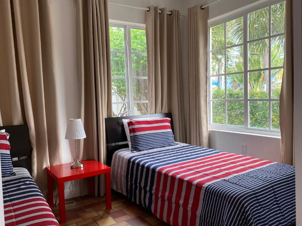 迈阿密海滩Harding Boutique Apartments的一间卧室设有两张床和窗户。