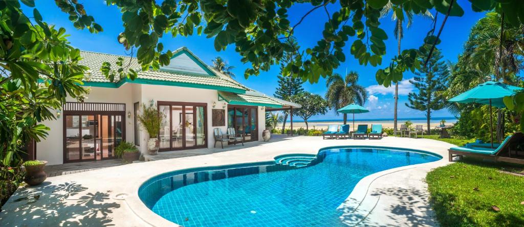 Beachfront Villa Baan Chaai Haat 4BR内部或周边的泳池