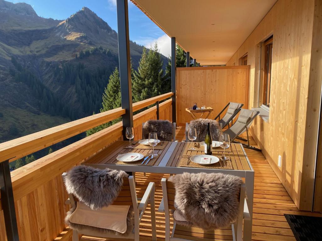 达米尔斯Landhaus Bergpanorama TOP 7的美景阳台配有桌椅