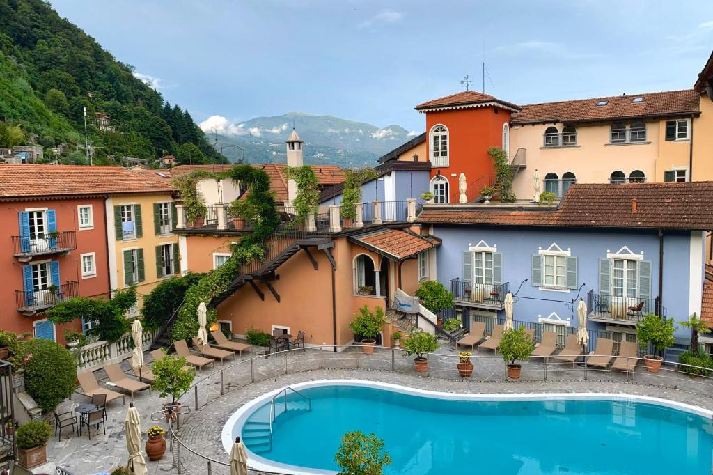 卡尼洛瑞维拉Residenza dei Fiori的一座度假村,在建筑前设有一个游泳池