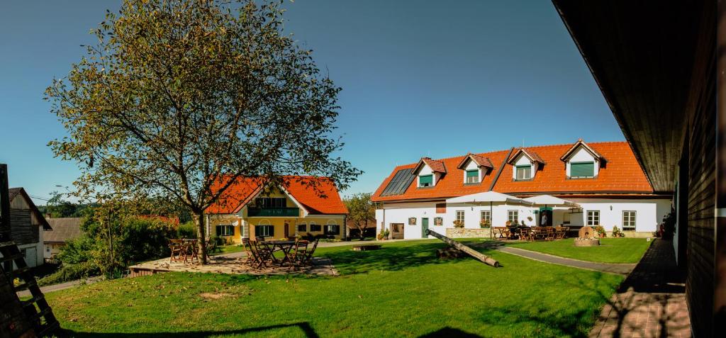 GroßkleinWinzerhof Strablegg的一座带橙色屋顶和庭院的大房子