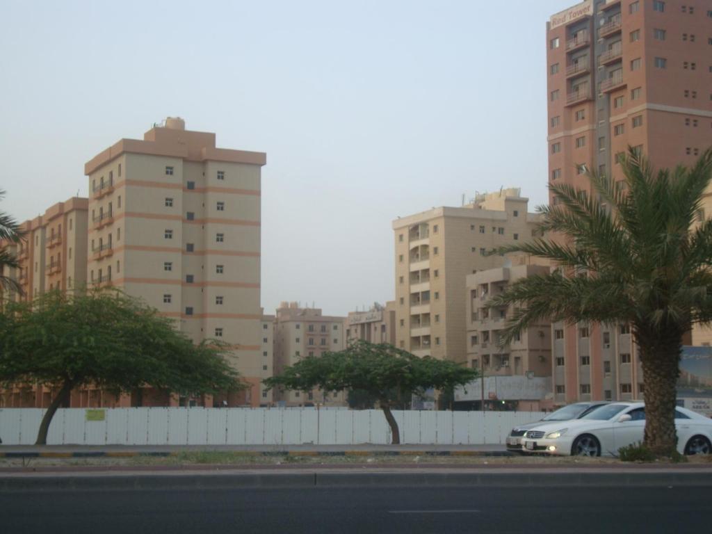 科威特雷德托尔精装公寓的停在一些高楼前的汽车