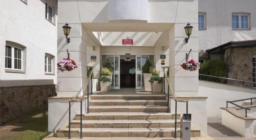 威姆斯洛曼彻斯特机场酒店及Spa的大楼设有楼梯,通往前门