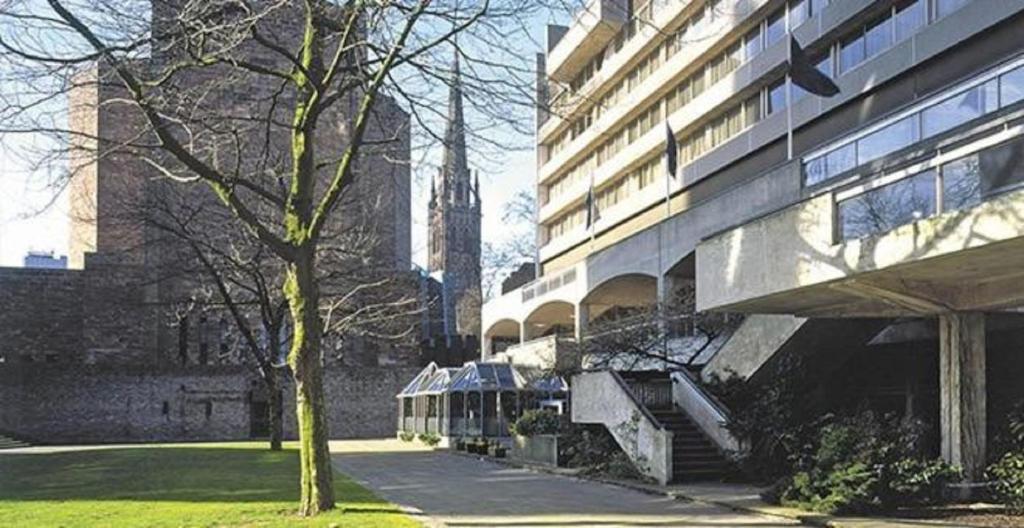 考文垂大不列颠考文垂酒店的建筑物和建筑物旁边的树