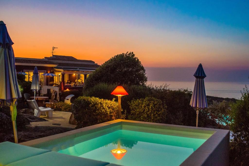 卡斯特尔萨多巴贾洛丽亚度假酒店的一座享有日落美景的游泳池