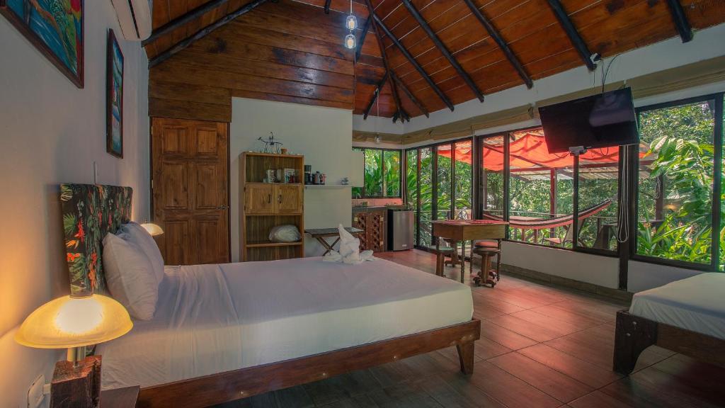 Boca TapadaBoca Tapada Lodge的一间带一张大床的卧室,位于带窗户的房间内