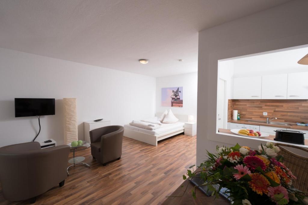 柏林阿姆勃兰登堡门公寓的客厅配有沙发和桌子