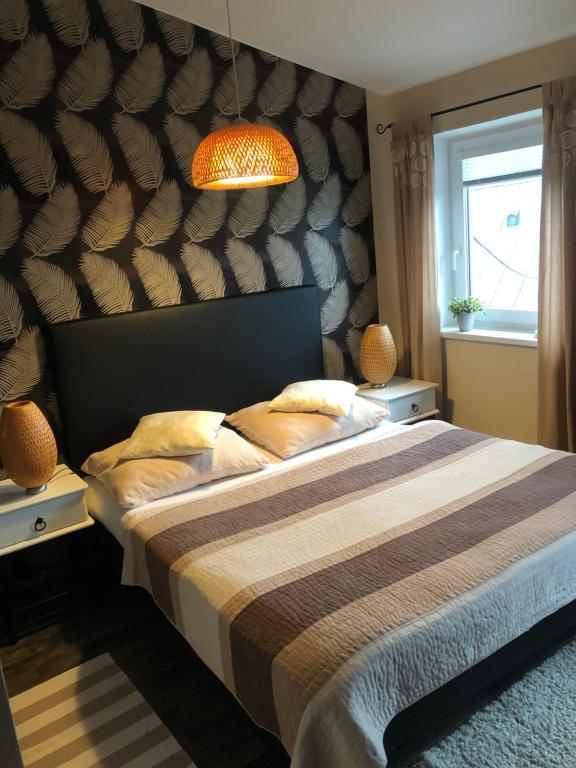 然贝尔克Penzion Imrvere Žamberk的一间卧室配有一张带橙色灯的大床