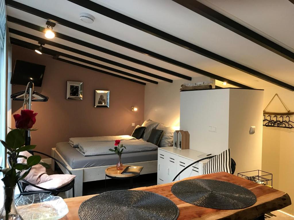 滨海卡特韦克Pakhuis 5的客厅配有床和桌子
