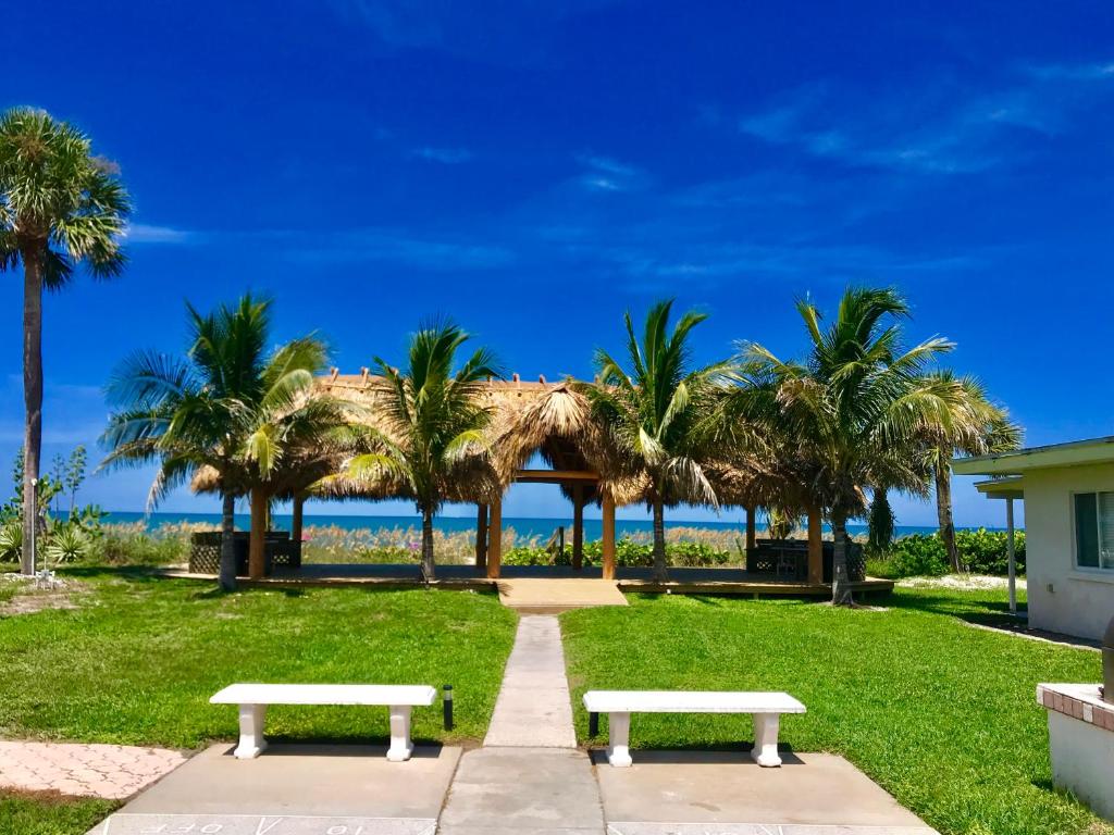 威尼斯Casey Key Resort - Gulf Shores的两长椅,在棕榈树公园