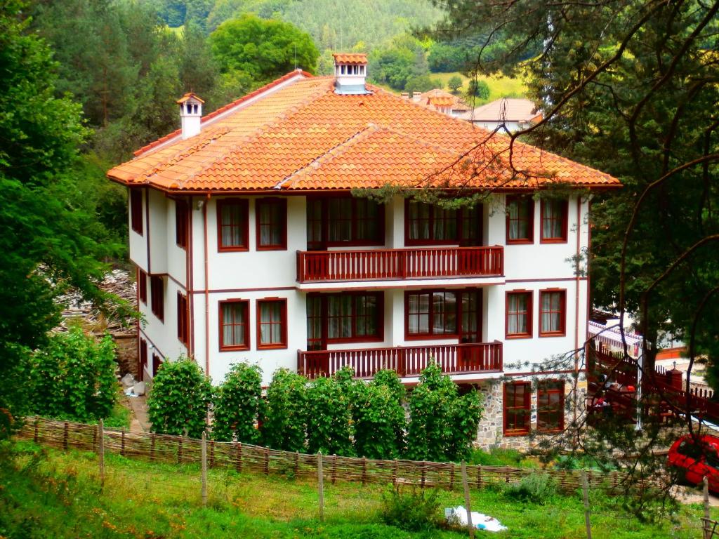 Arda米特尼瑟和TKZS碧丽安特斯酒店的一座白色的大房子,有橙色的屋顶