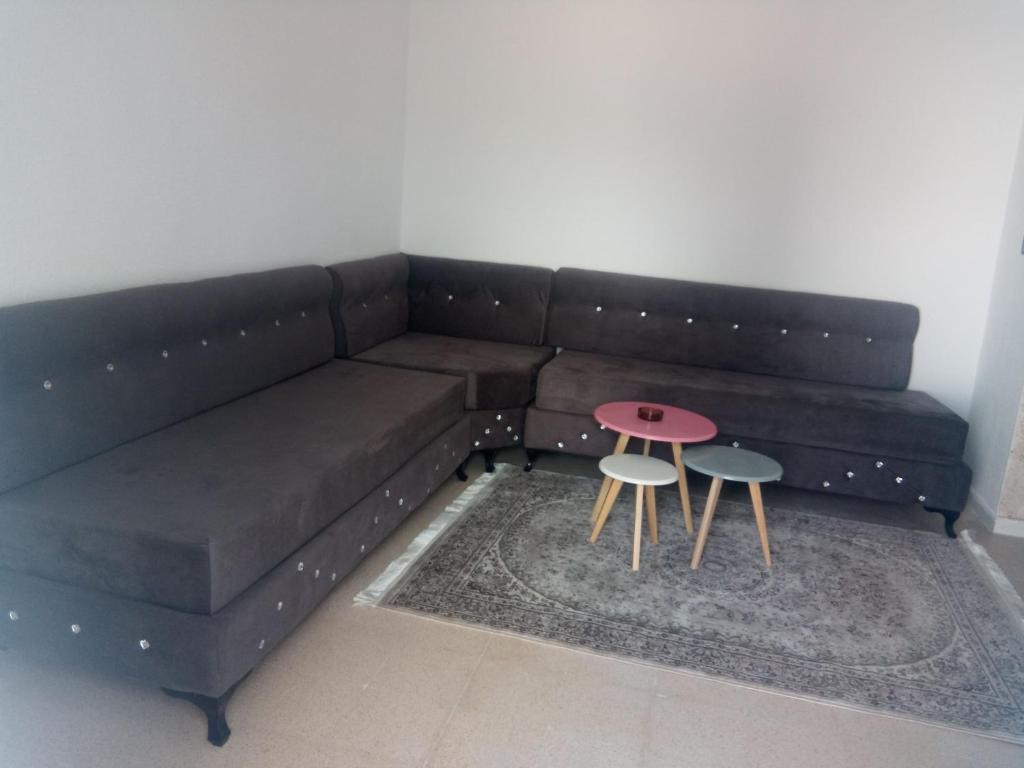 乌姆苏克Appartement à Houmt Souk Jerba的棕色的沙发,配有两把椅子和一张桌子