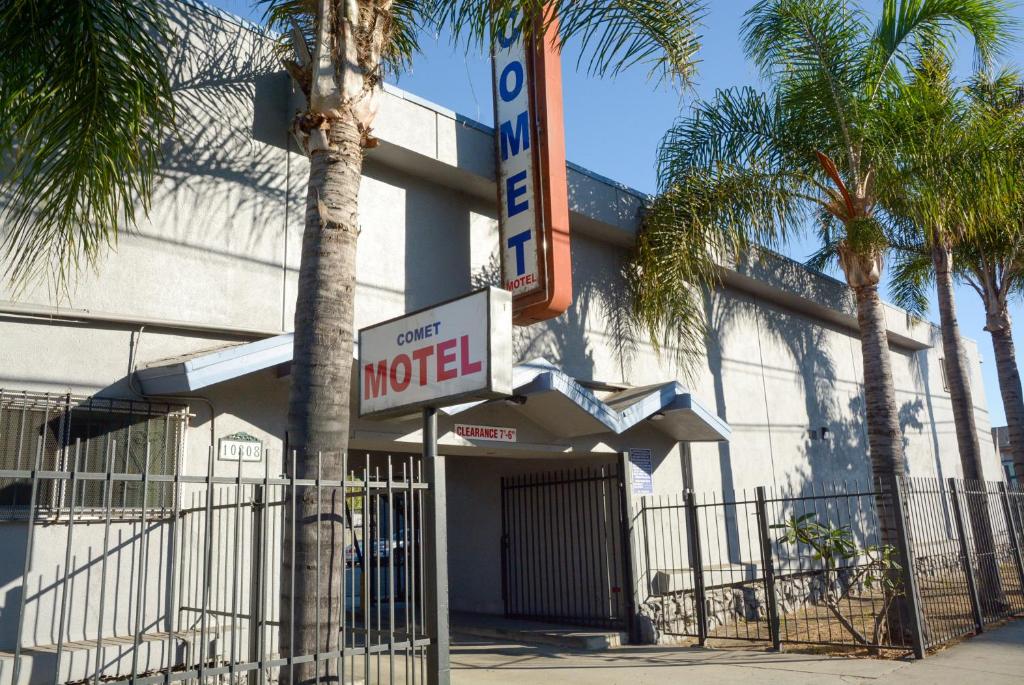 洛杉矶彗星汽车旅馆的棕榈树建筑前的汽车旅馆标志