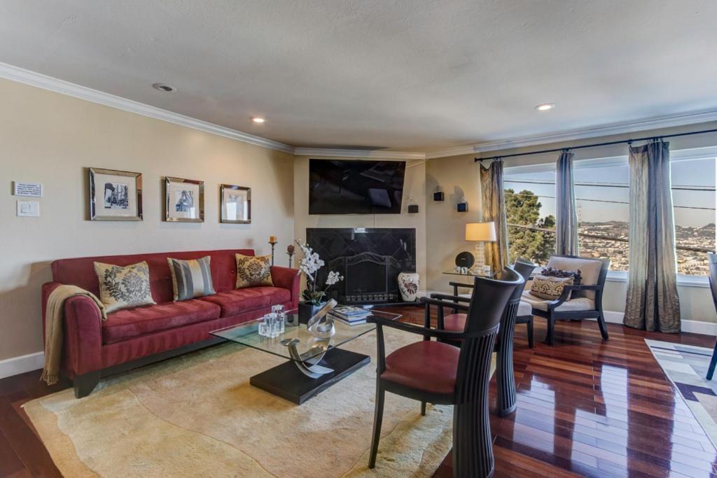 Oceanview峡谷多克特度假屋的客厅配有红色的沙发和桌子