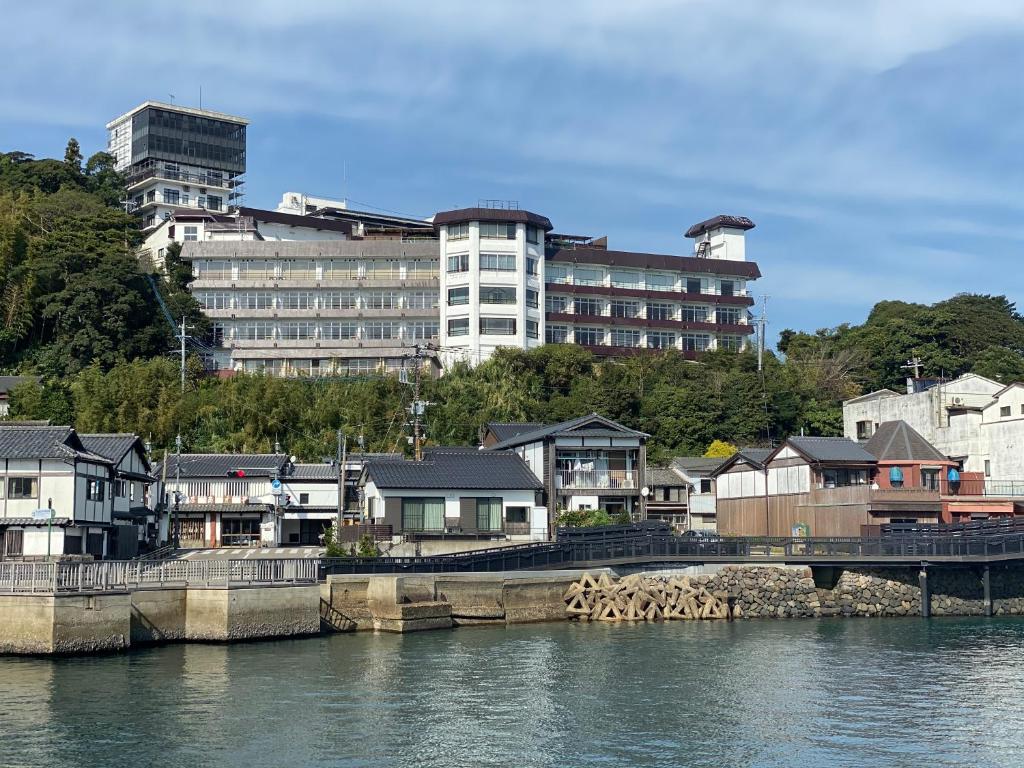 平戸市旗松亭日式旅馆的一座建有建筑物的桥
