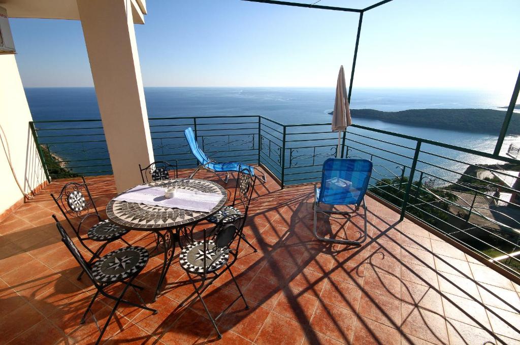 布德瓦灯塔公寓的一个带桌椅的海景阳台