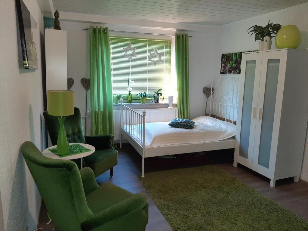 Rehburg-LoccumUnterkunft mit Wohlfühleffekt und Flair的小房间设有床、椅子和窗户