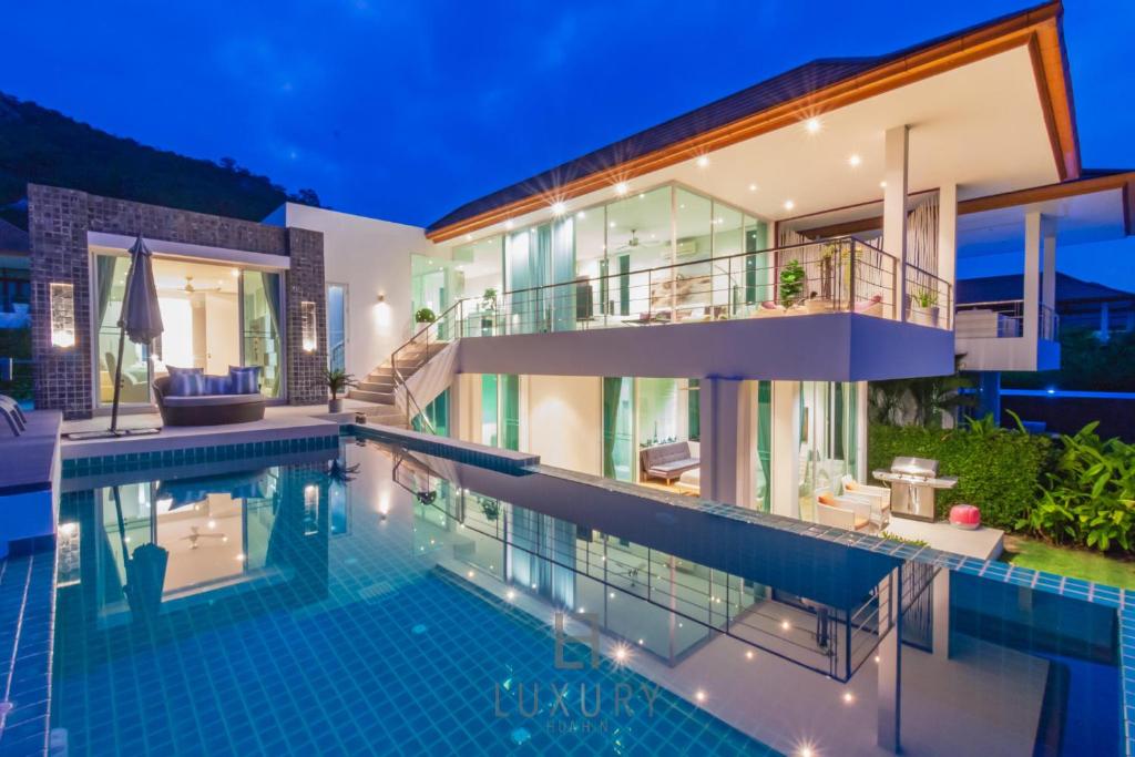 考陶Luxury 3 Bedroom Villa, Sea View PM-A5的夜间带游泳池的别墅