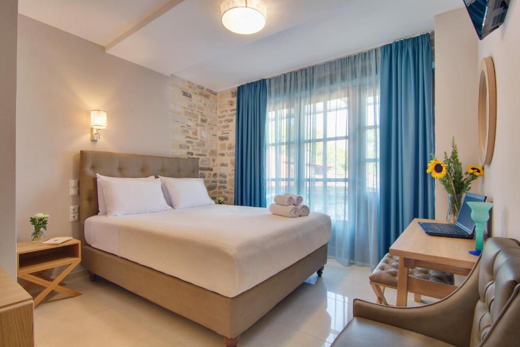 约阿尼纳Ali Pasha Hotel的酒店客房设有床和窗户。