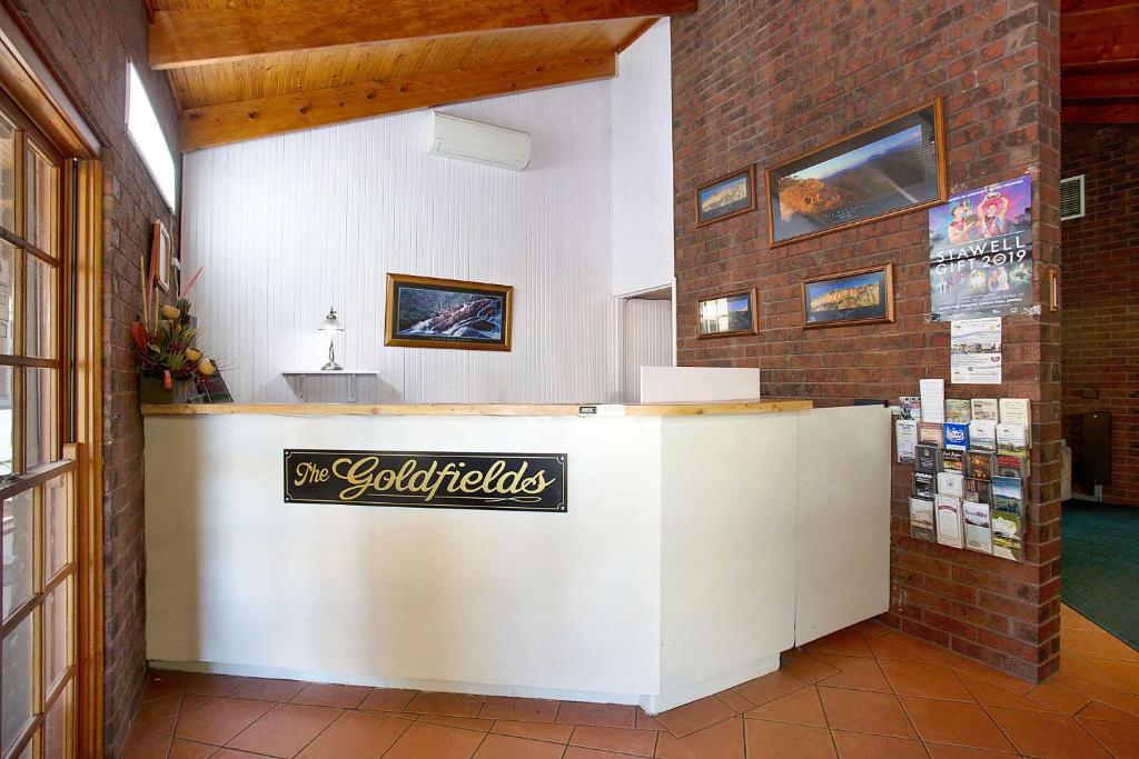 斯托尔Goldfields Motel的一间商店,上面有标牌
