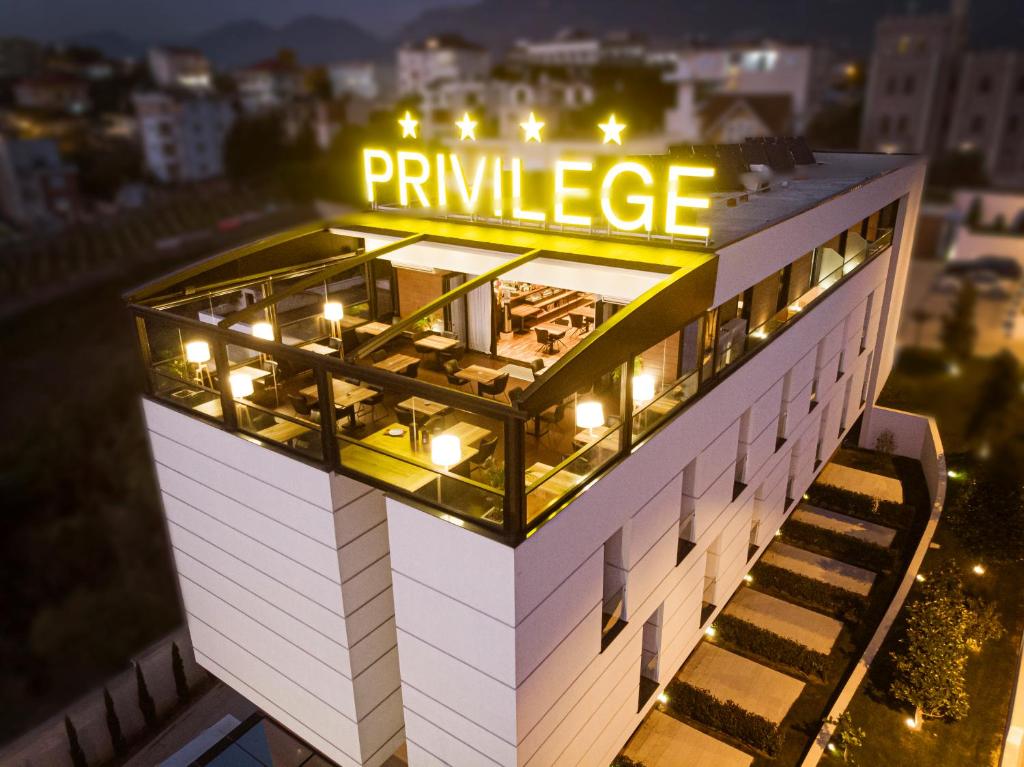 地拉那Privilege Hotel & Spa的上面有药房标志的建筑