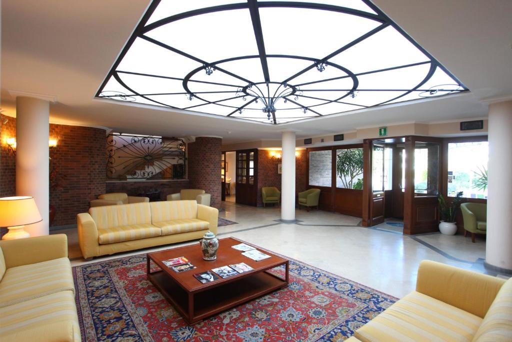 波梅齐亚阿尔特亚套房酒店的大型客厅配有大吊灯