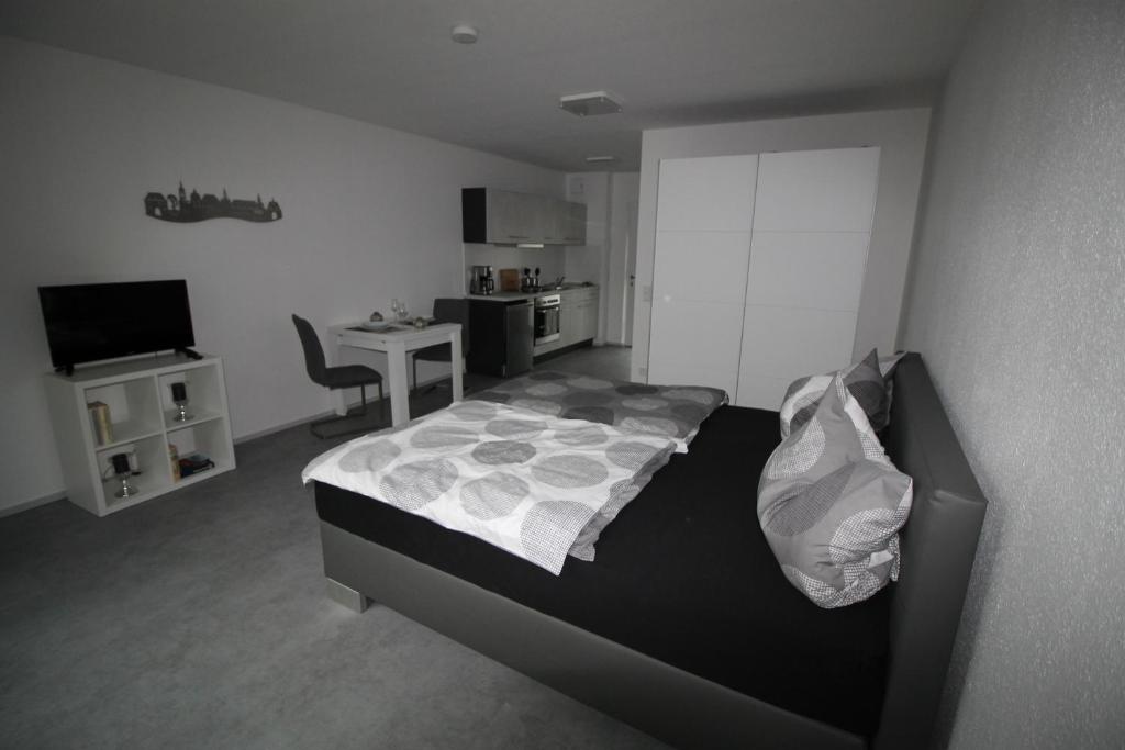 亚琛Aachener Ferienwohnung的一间卧室配有一张床和一张书桌
