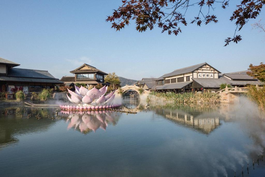 无锡拈花湾景区内花园庭院别墅套房---购票入住的池塘的景色,后面是一座建筑