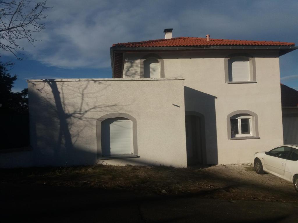 勒布伊villa provençale STEVENSON的前面有一辆汽车停放的白色房子