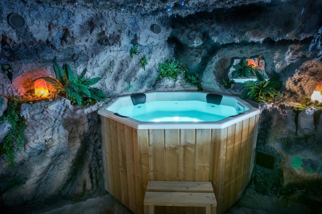 克卢日-纳波卡Gorgeous Villa的石墙洞穴内的浴缸