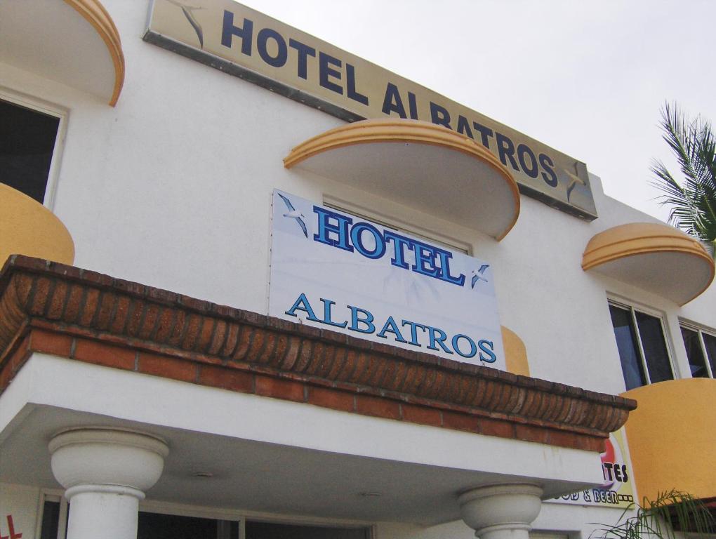 曼萨尼约奥巴特瑞酒店的建筑一侧的信天翁标志