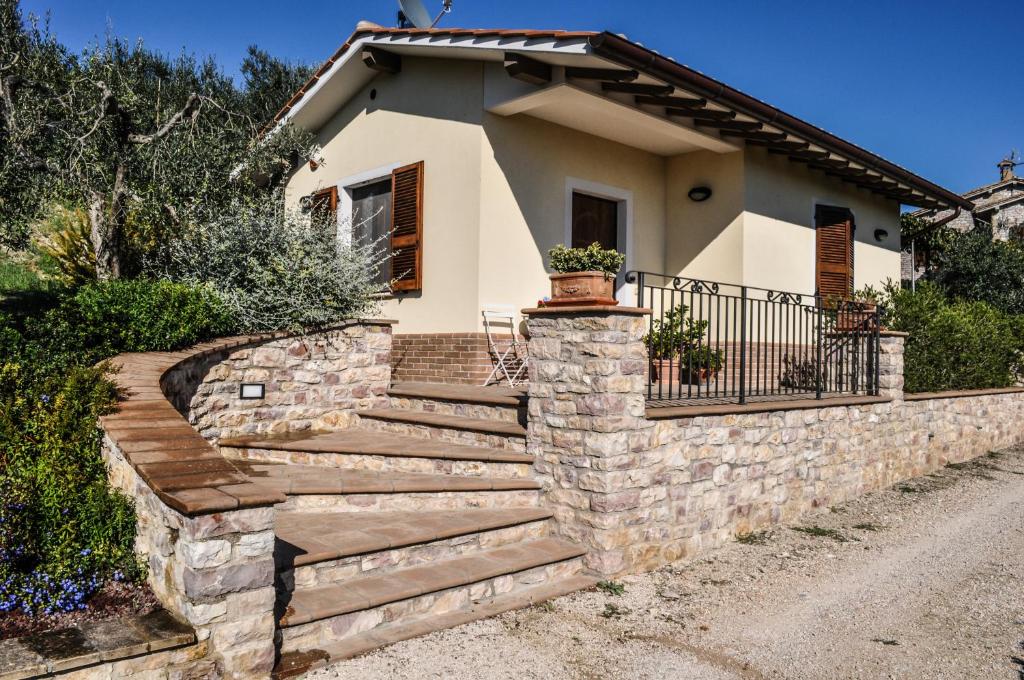 阿西西Bilocale in campagna - Assisi的房屋前带楼梯的挡墙