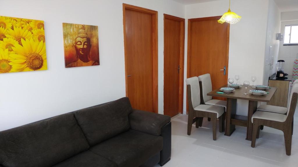 保罗阿方索城Condomínio Residencial Tranquilidade na Beira do Rio的客厅配有沙发和桌子