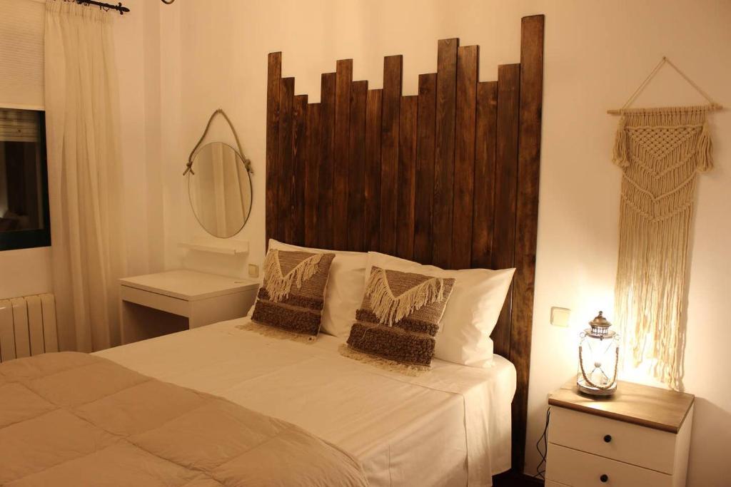 奥利文萨Casa Rialto的一间卧室配有一张大床和木制床头板
