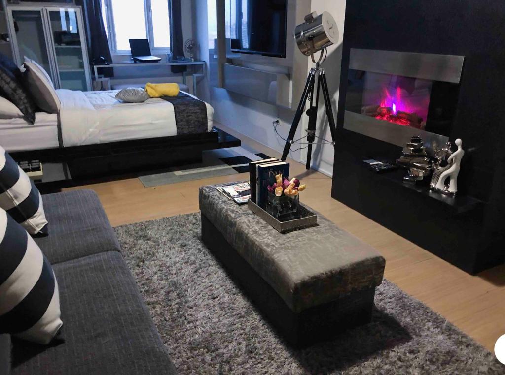 马尼拉Modern Place of Style的客房设有带壁炉的客厅。