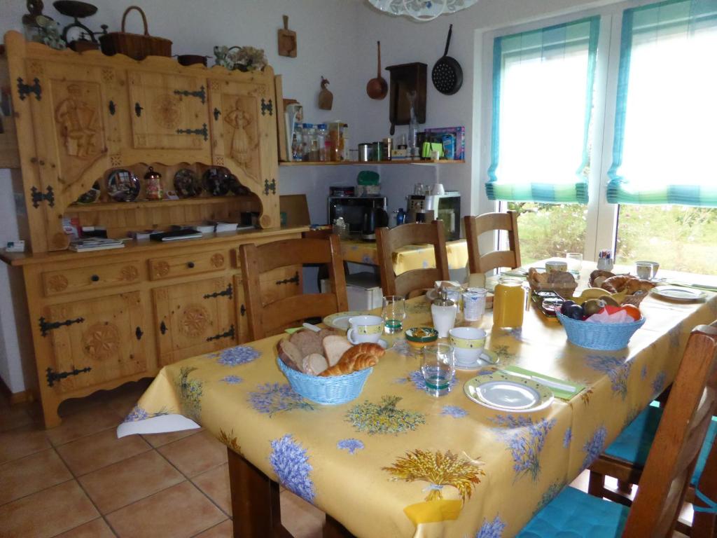 勒沙布勒莱斯金合欢住宿加早餐旅馆的厨房配有一张带黄桌布的桌子