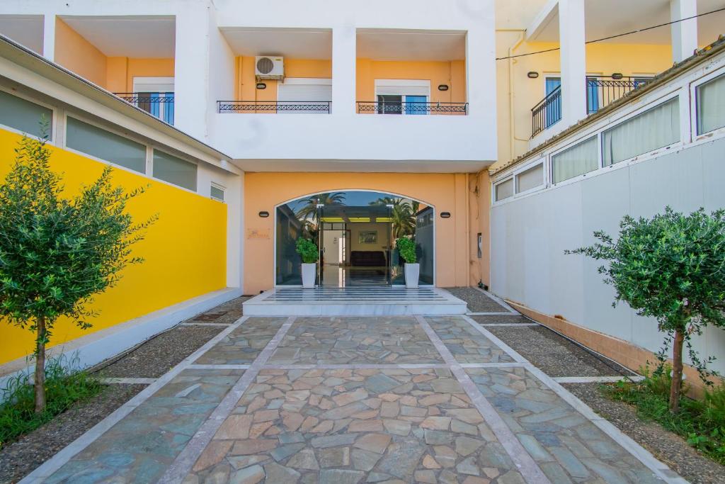 阿德里安诺斯坎波斯马蒂亚斯公寓式酒店的黄色墙的公寓大楼的走廊