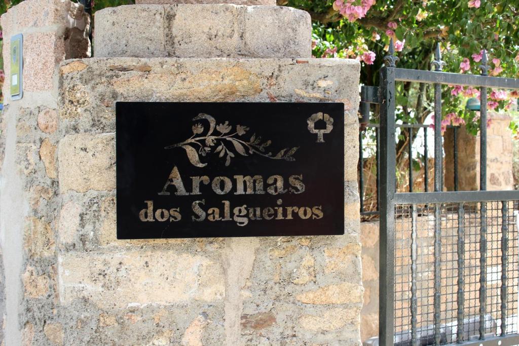 维迪堡Aromas dos Salgueiros的大门旁石墙上的标志