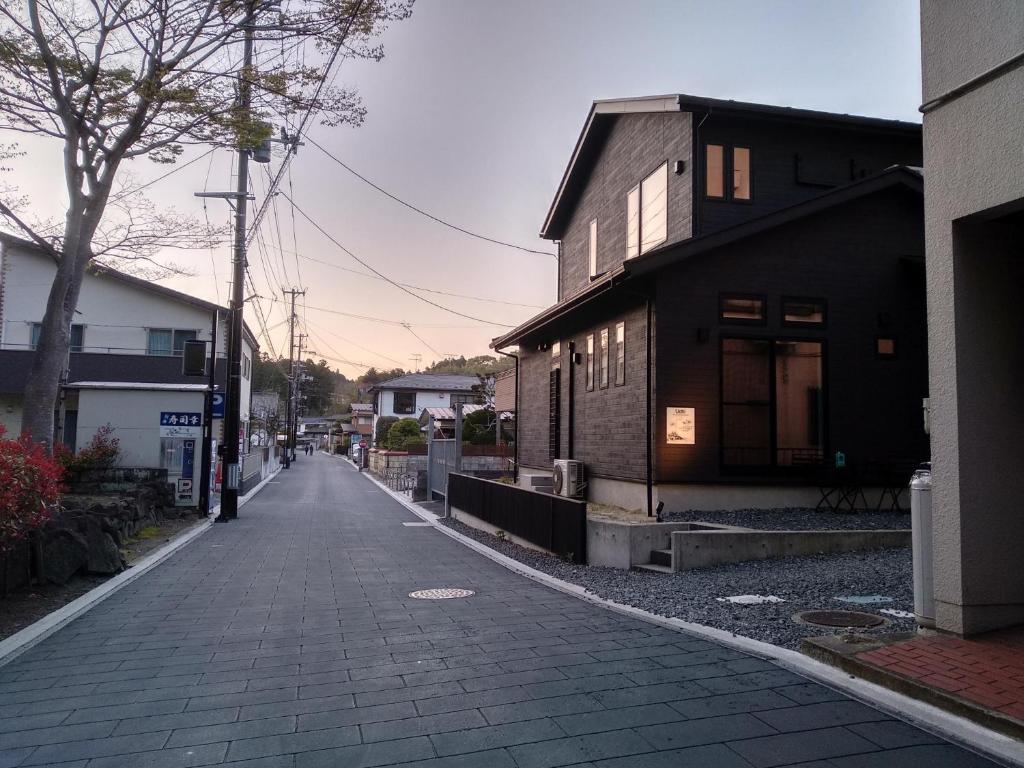 松岛町宇智松岛宾馆 的一条空的街道,旁边是房子