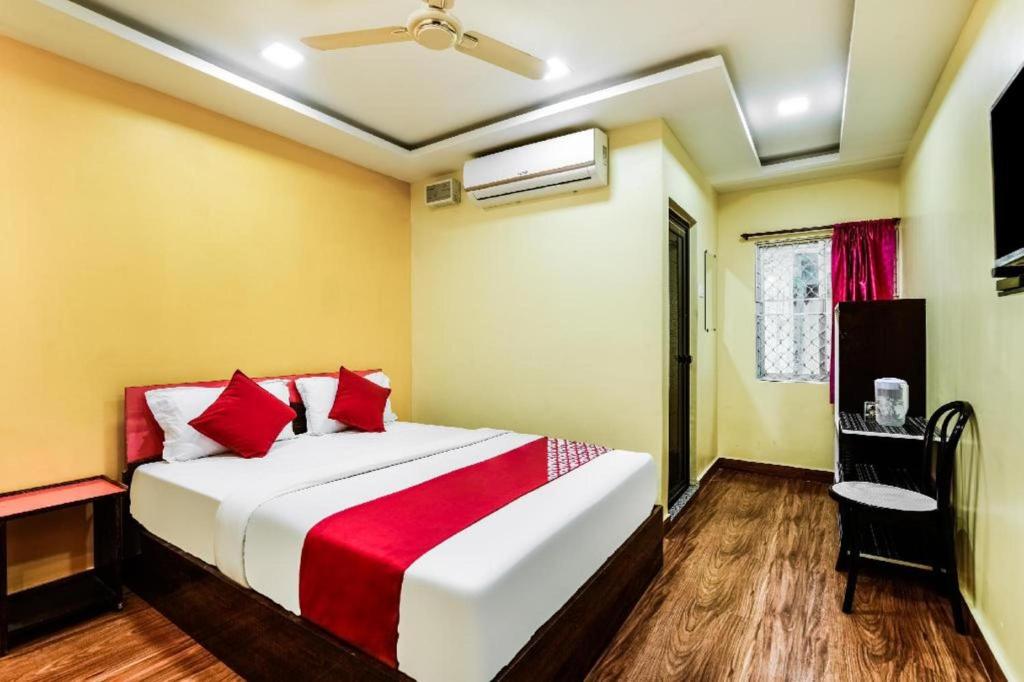 布莱尔港HOTEL HARBOUR VIEW的卧室配有带红色枕头的大型白色床