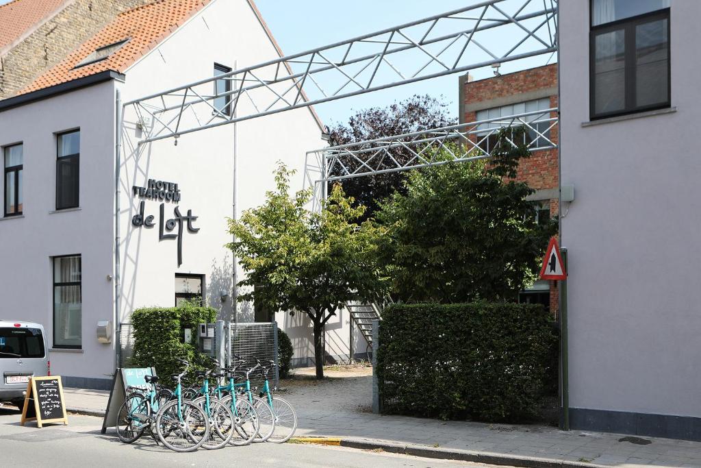 弗尔内德阁楼酒店的停在大楼外的一群自行车