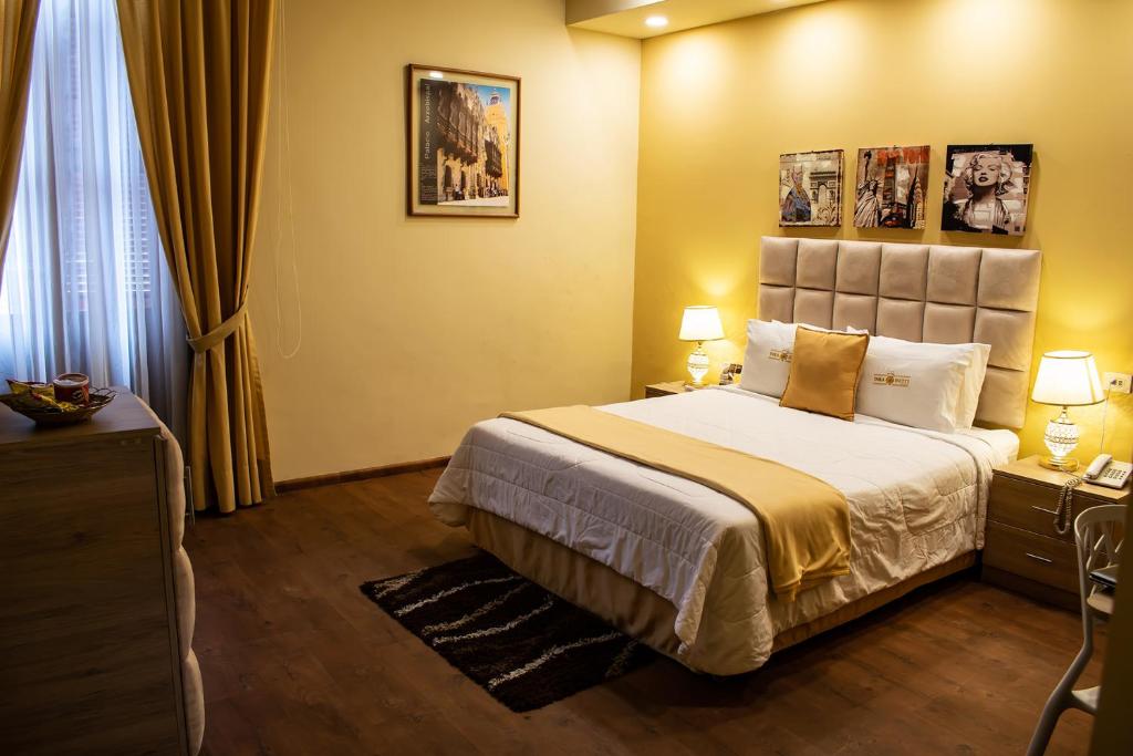 利马茵卡帕斯酒店的酒店客房设有床和窗户。