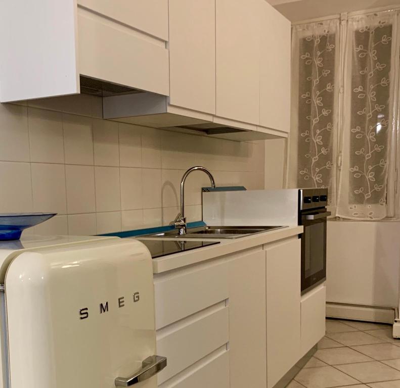 帕尔马[Storico] Ombelico di Parma的白色的厨房配有水槽和冰箱