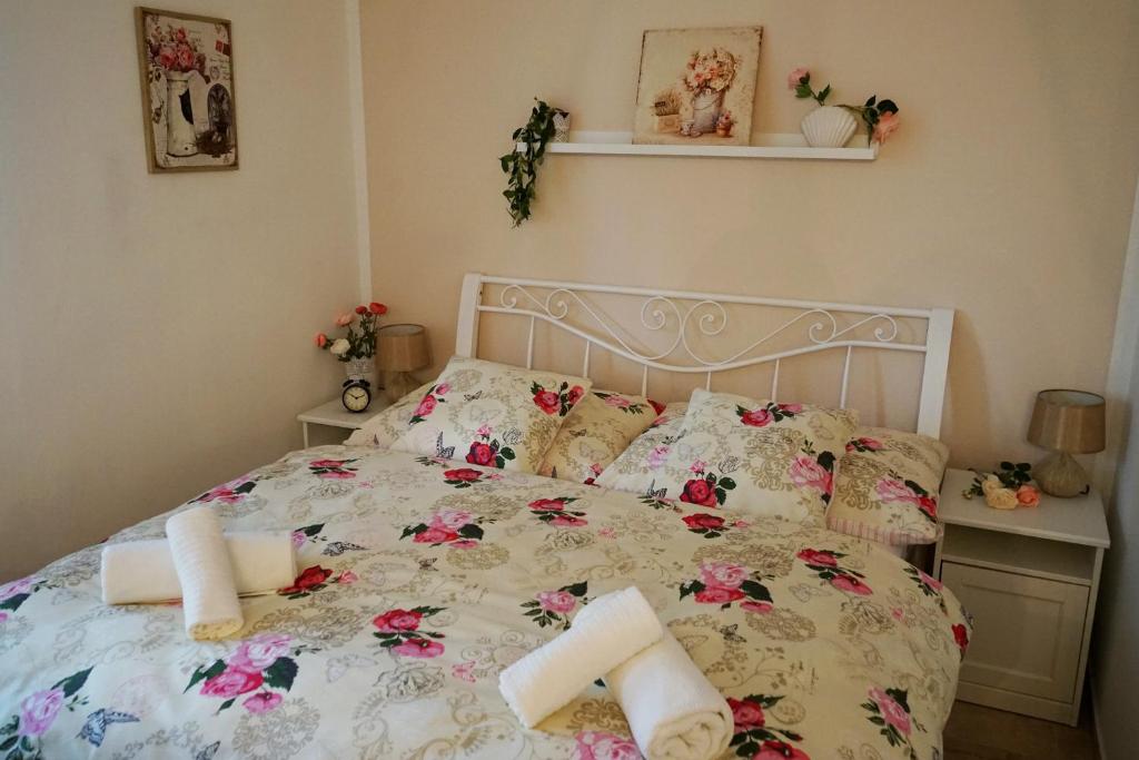 卡尔施泰因Studio Boroví的一间卧室,床上放着鲜花