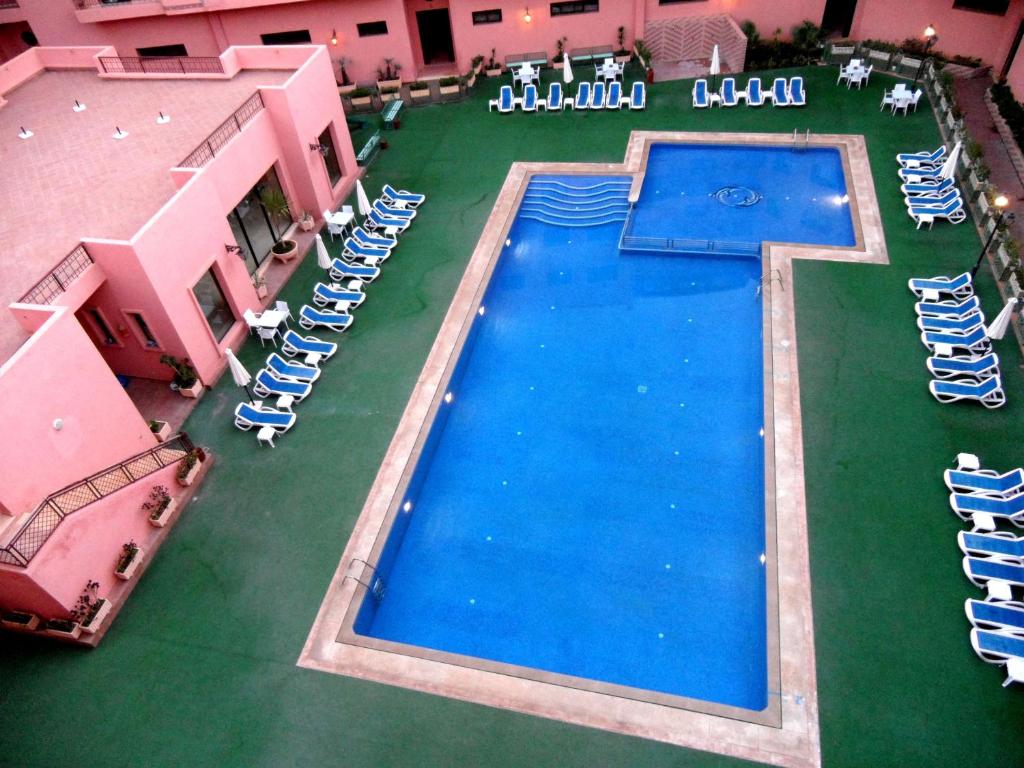 马拉喀什埃尔利纳与哈姆扎公寓的享有带躺椅的大型游泳池的顶部景致