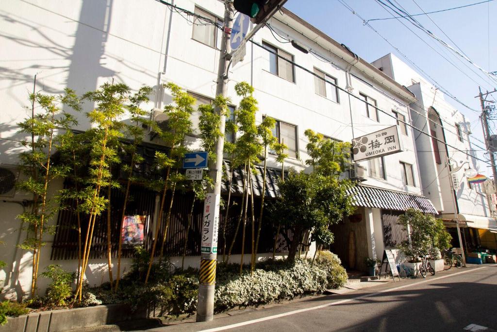 长野梅岡日式旅馆的街道边有植物的建筑