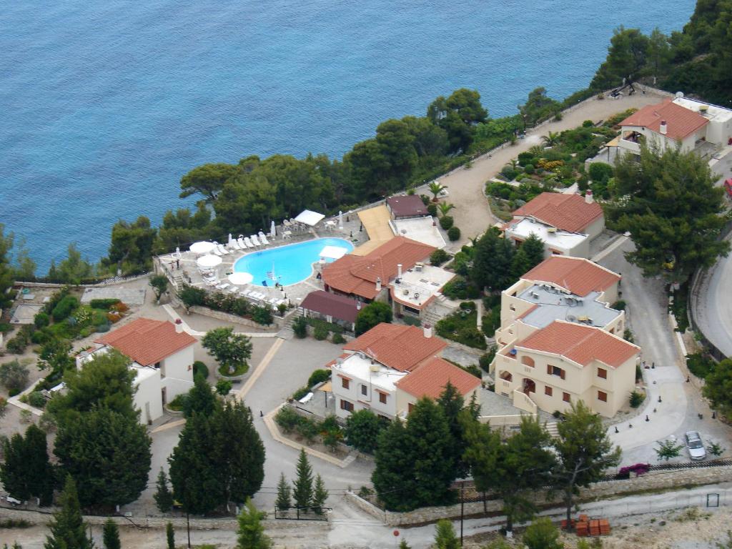 Milia米利亚湾公寓式酒店的享有带游泳池的房屋的空中景致
