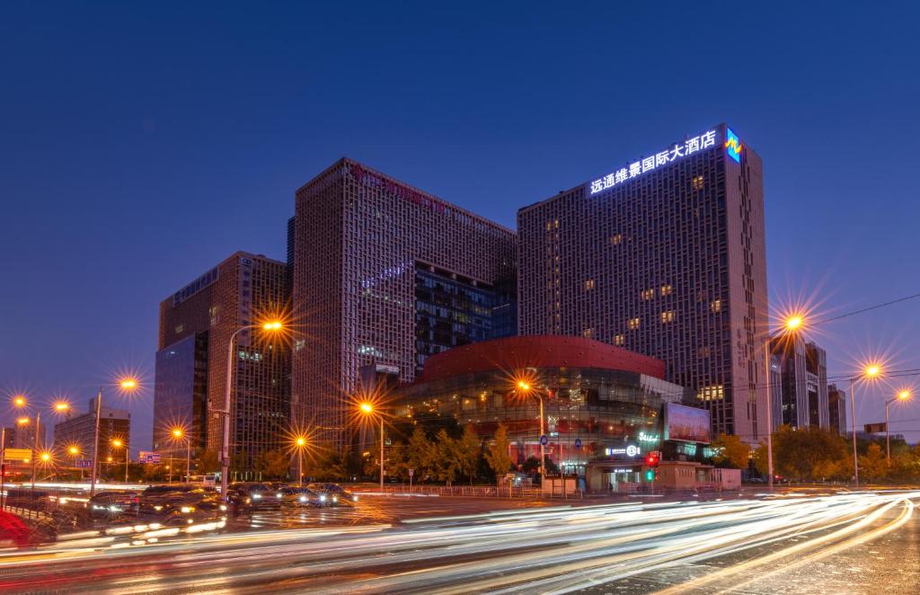 北京北京远通维景国际大酒店的一座有高楼和夜灯的城市