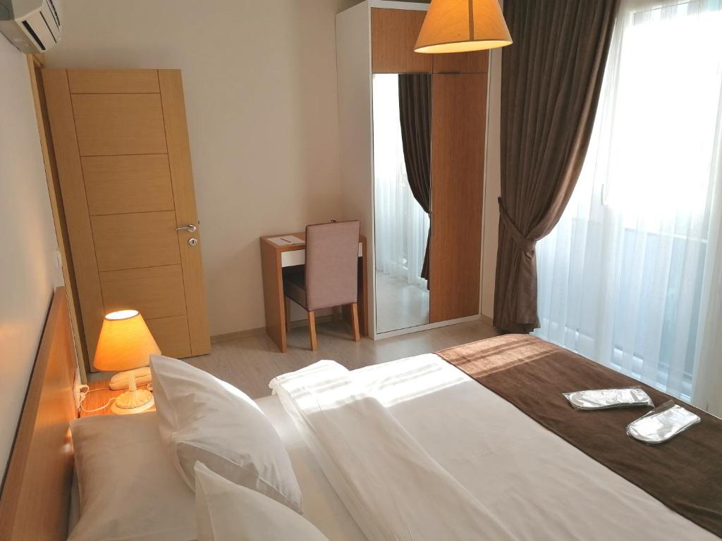 图兹拉图兹拉山套房酒店的卧室配有床、椅子和窗户。