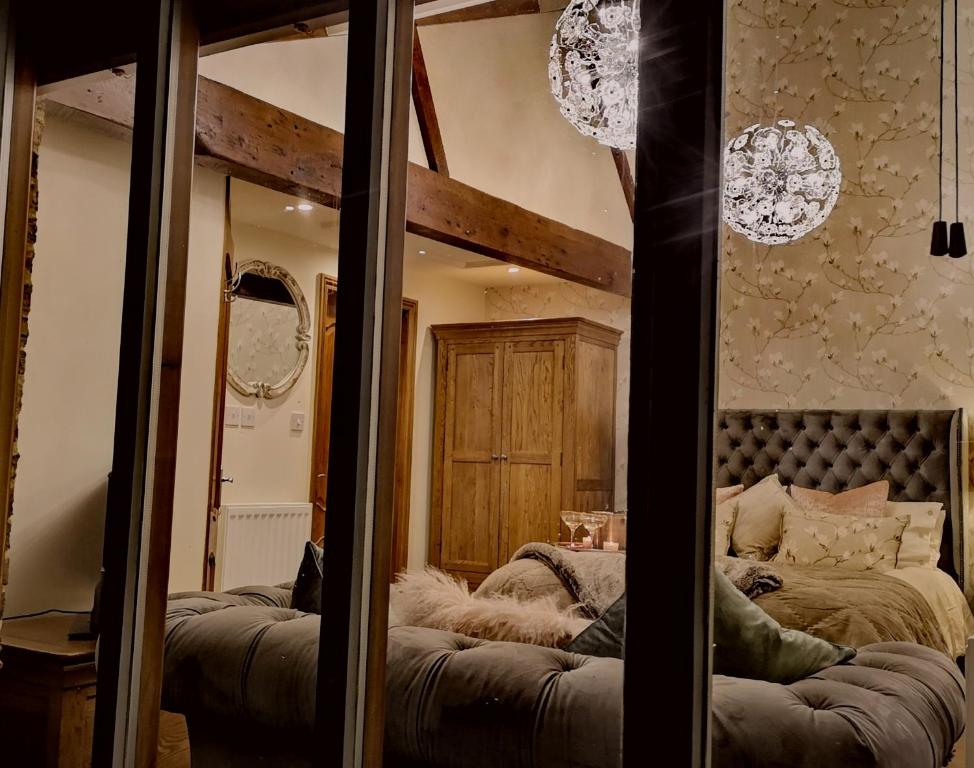 里彭Grange Farm Lodge的一张大镜子,位于一个配有一张床和一张床的房间里